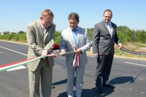 Átadták a Komoró és Tiszabezdéd közötti felújított útszakaszt
